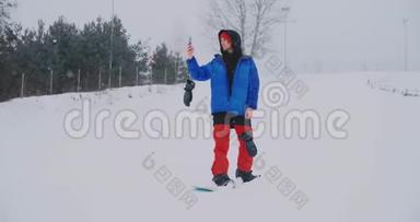 在滑雪坡滑雪时，使用智能手机拍摄<strong>风景图</strong>片